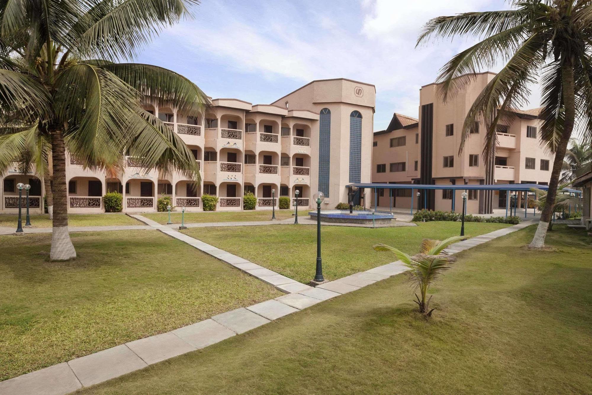 Ramada Resort Accra Exteriör bild
