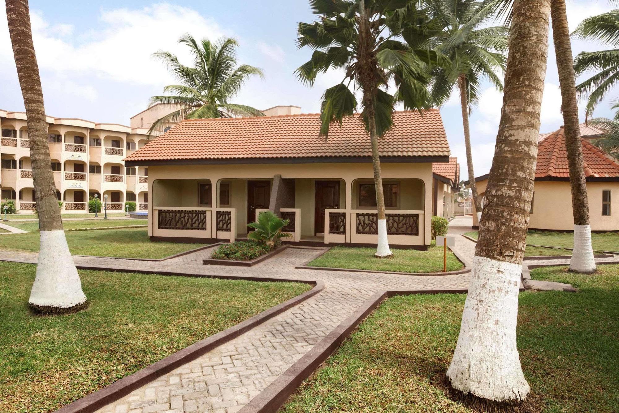 Ramada Resort Accra Exteriör bild